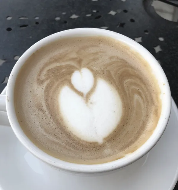 Latte art en una taza (foto ilustrativa)